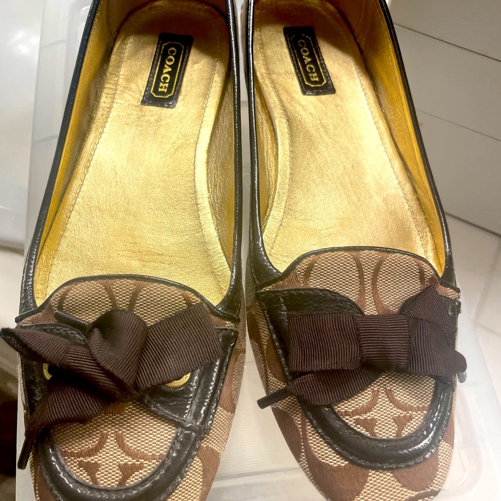 Coach 'Tipper' Traditional Monogram flats 9B.  NO WEAR. 1 owner, smoke free.